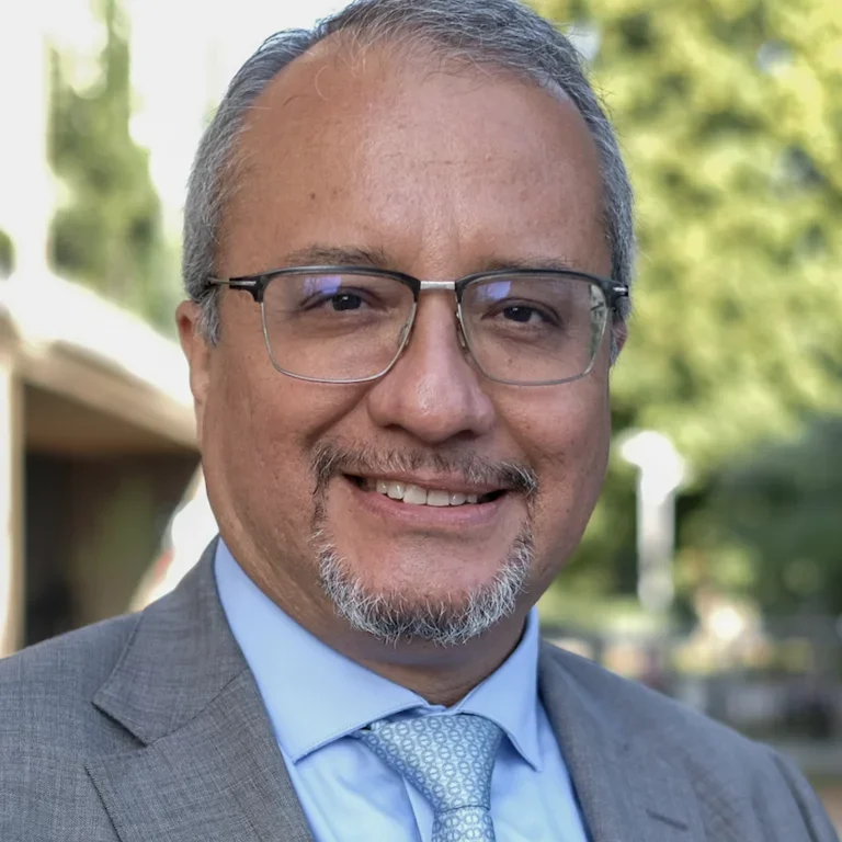 Eduardo González headshot