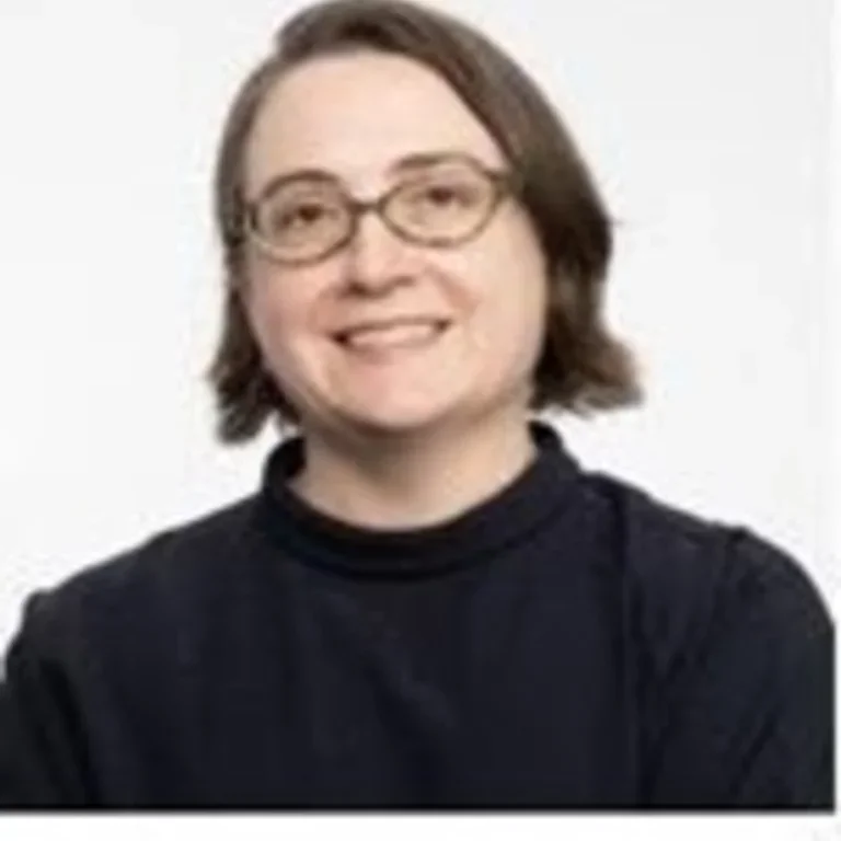 Susanne Desroches Headshot