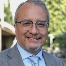 Eduardo González headshot